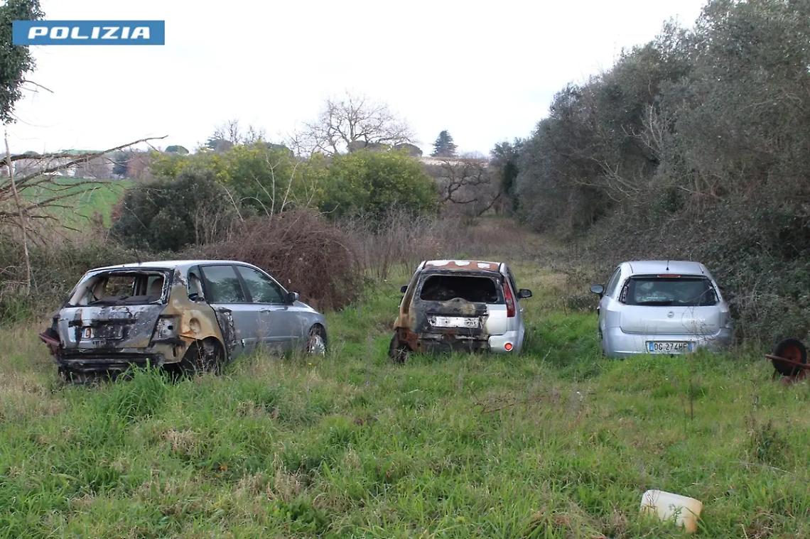 Auto abbandonate in un campo, il proprietario denunciato e sanzionato