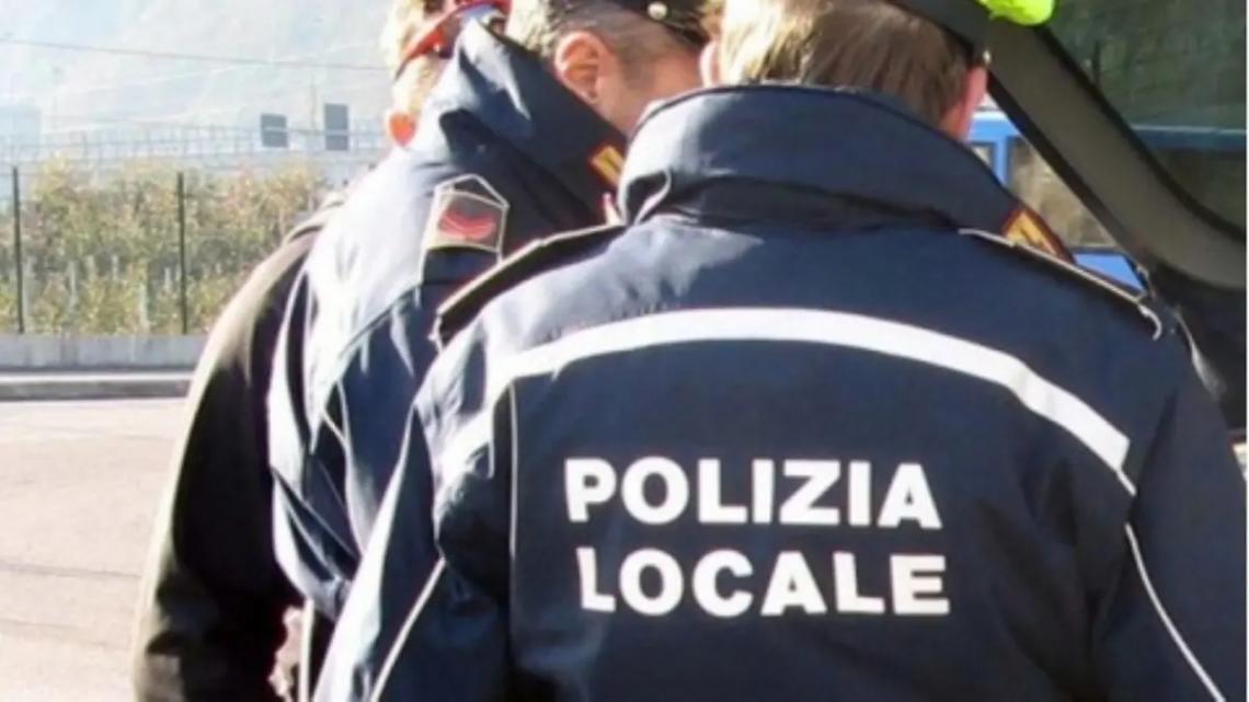 Camion perde il carico e si ribalta lungo la Teverina