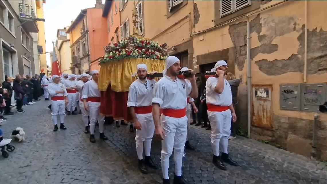 Il cuore di Santa Rosa portato a spalla dai facchini in centro