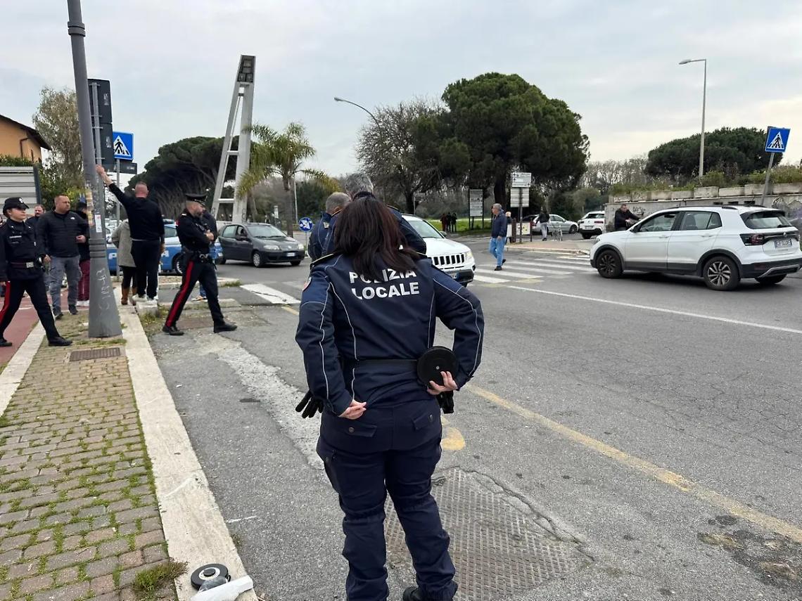 Non si ferma all&rsquo;alt, finisce a terra e cerca di assalire i poliziotti: bloccato