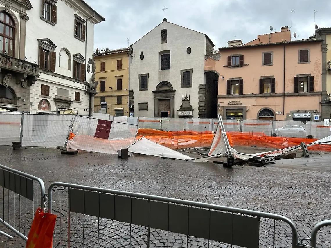 Il vento mette in subbuglio piazza del Comune