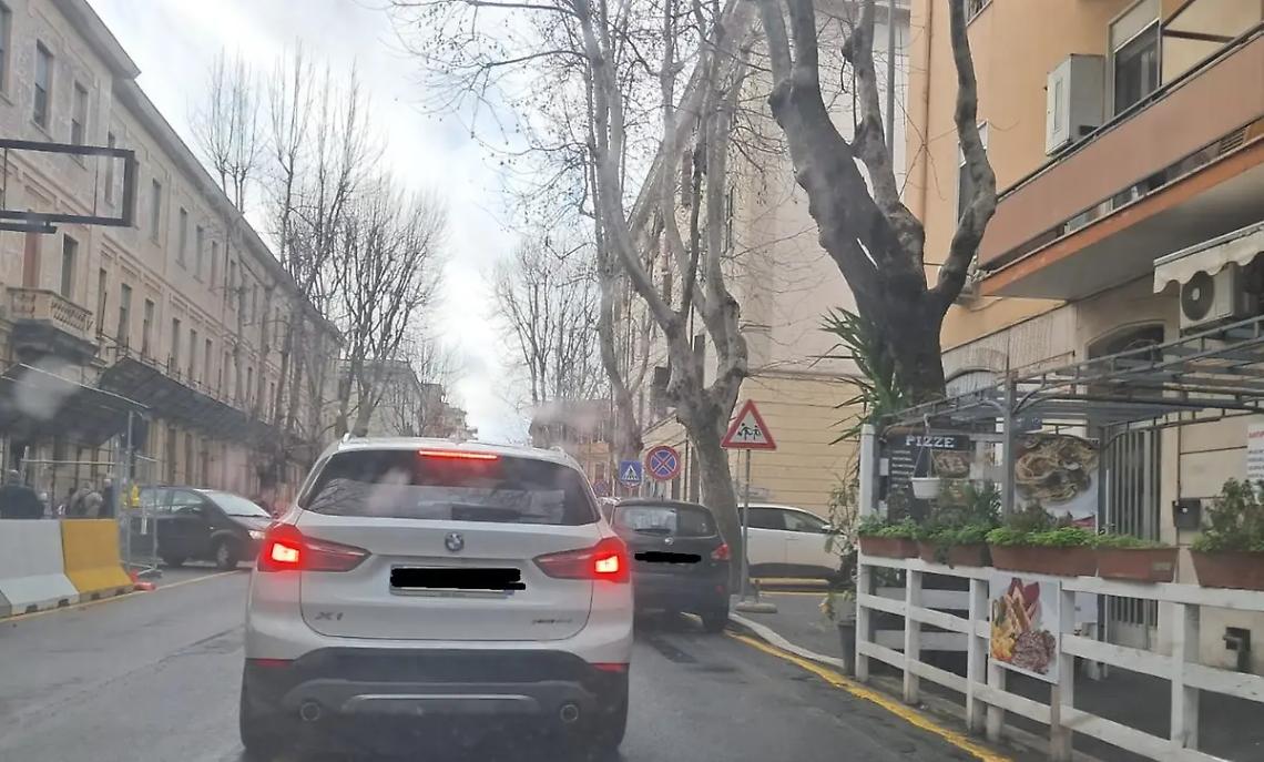 Via XVI Settembre, arriva il divieto di fermata ma il vigile continua a mancare