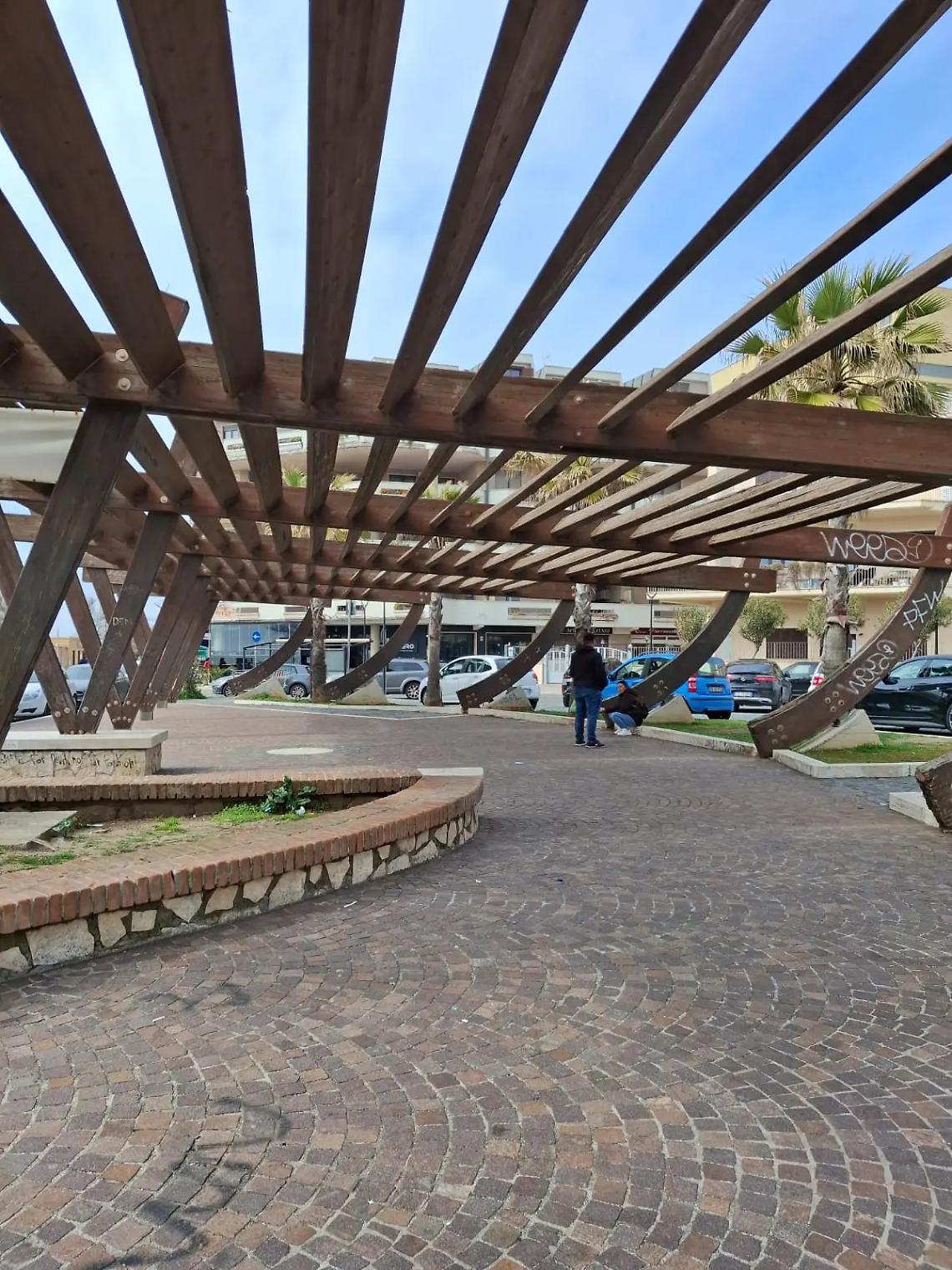 Nuovi crolli sul lungomare, si staccano alcuni pezzi della &ldquo;nave&rdquo; di legno