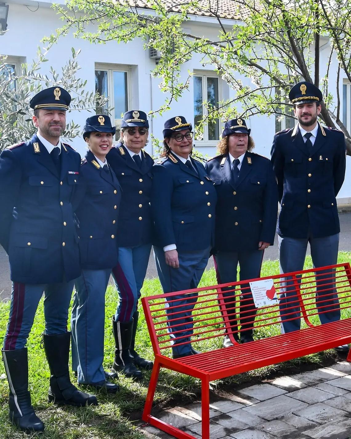 Una panchina rossa contro la violenza sulle donne