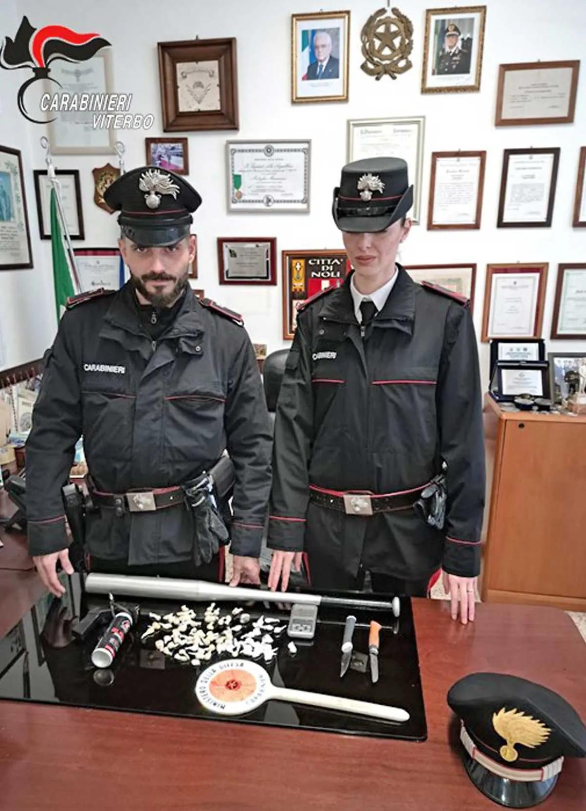 Tende nei boschi usate come magazzino di droga e armi: sequestrati eroina, cocaina, machete e una mazza da baseball