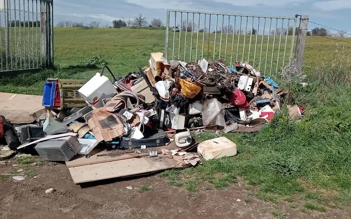 Cumuli di rifiuti davanti l&rsquo;area archeologica