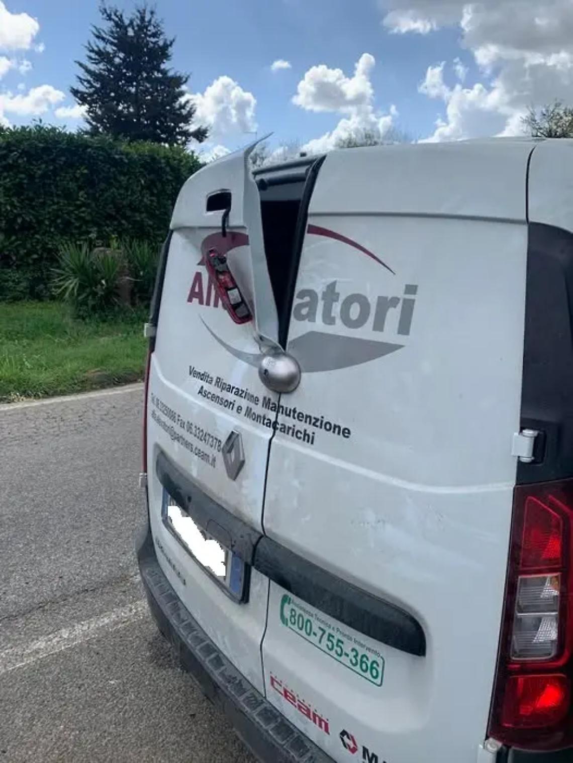 Furto con scasso nel furgone di un operaio: danni per 3mila euro