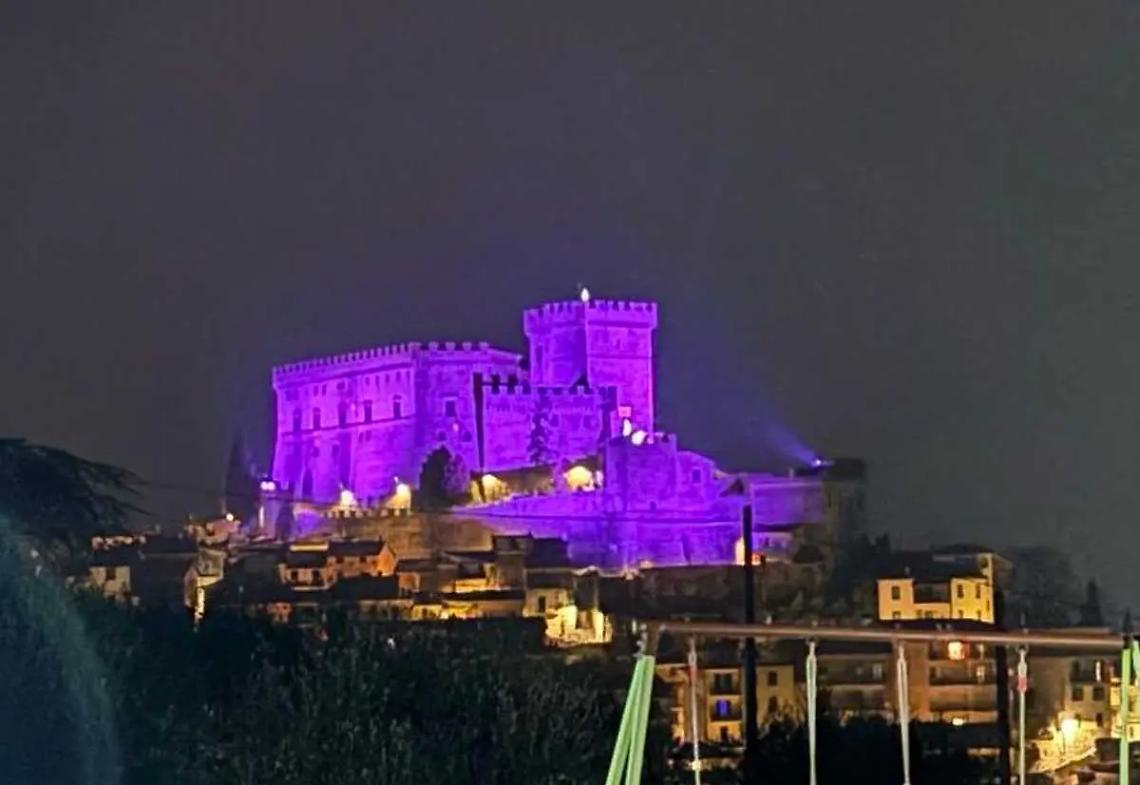 Castello Orsini illuminato di lilla
