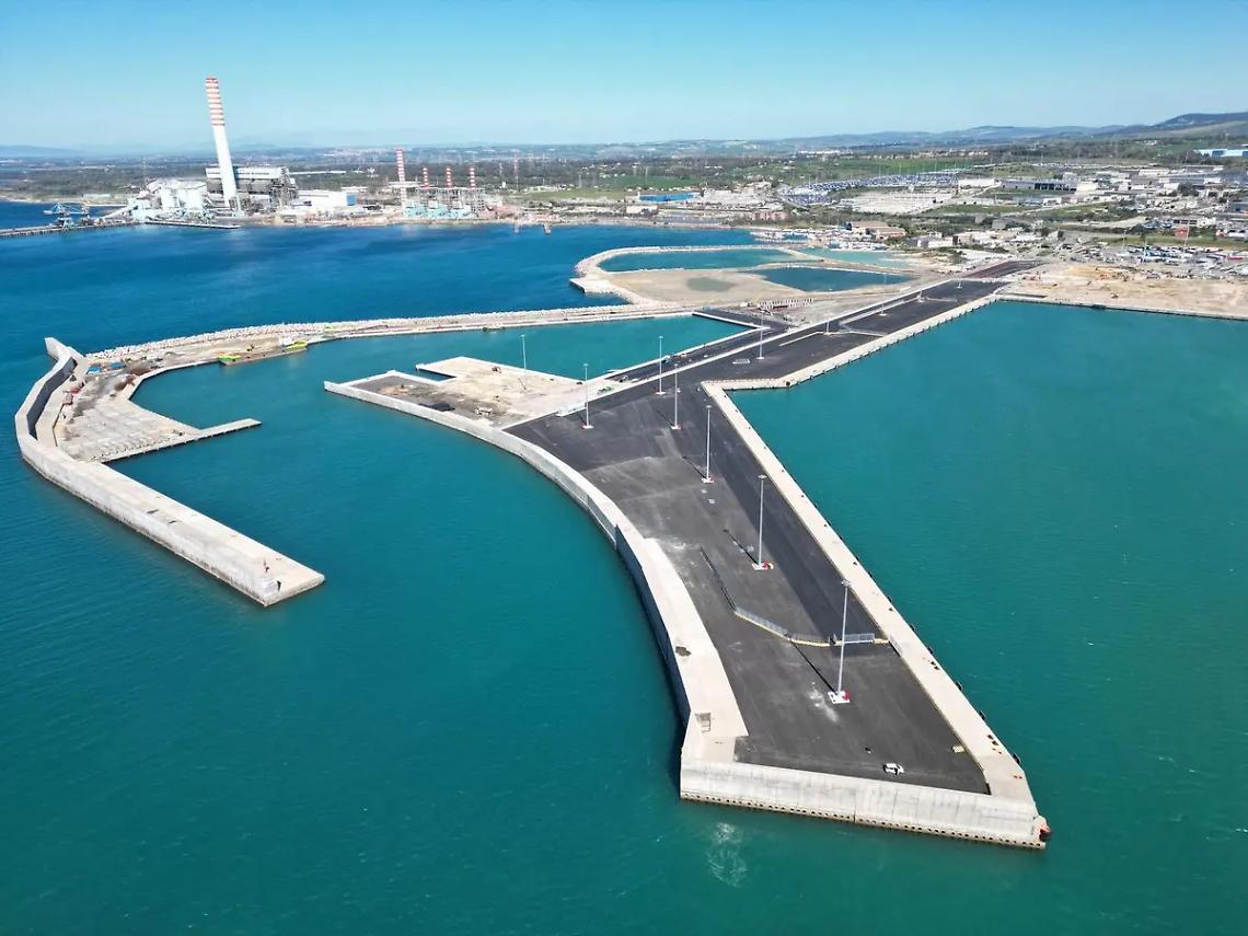 Darsena traghetti, operative le banchine 33 e 34