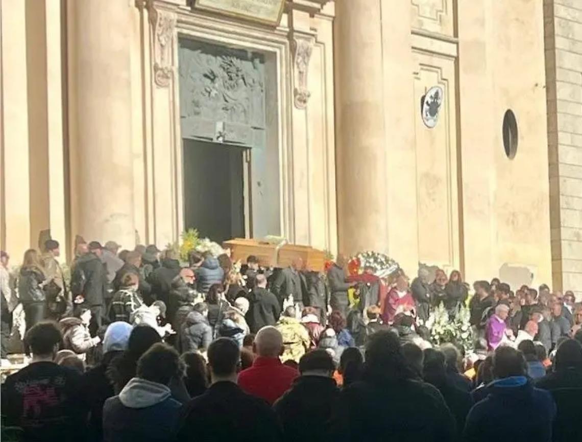 Cattedrale gremita per l&rsquo;ultimo saluto a Checco