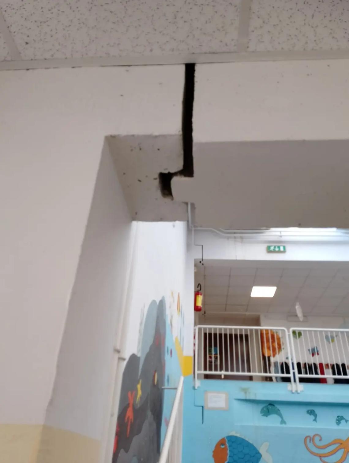 Trave danneggiata? Paura all&rsquo;elementare dell&rsquo;IC Galice