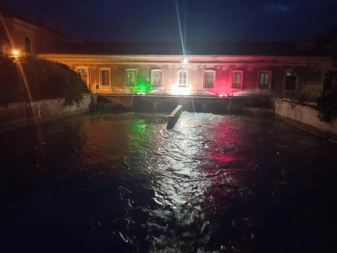 Gli impianti idrovori di Focene e Ostia illuminati con la bandiera tricolore