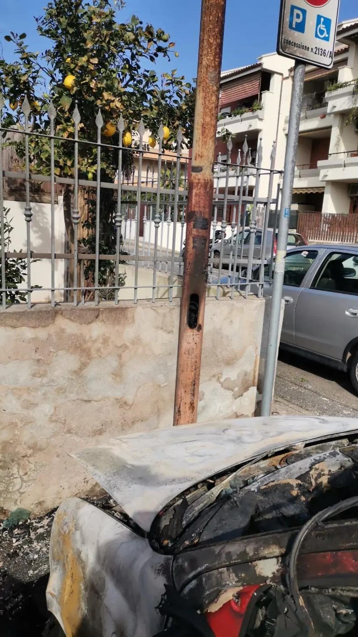 Incendio tra due auto: danni alla pubblica illuminazione