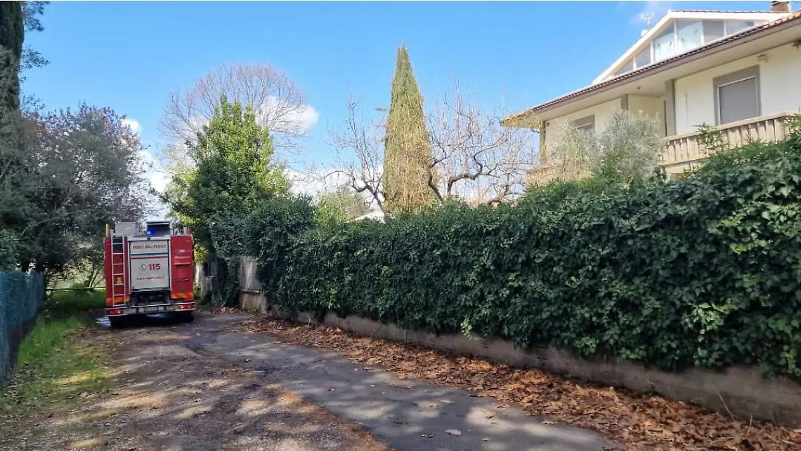 Incendio nel vano magazzino di una villetta