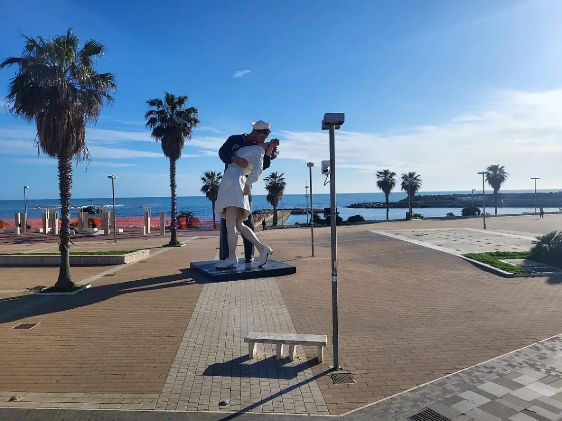 Statua del bacio, a poche ore dall&rsquo;addio spunta un&rsquo;offerta da Santa Marinella &ndash; VIDEO