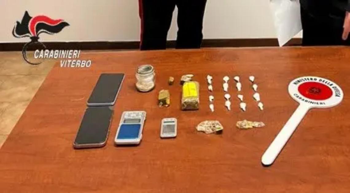 Nasconde in casa cocaina e hashish, arrestato