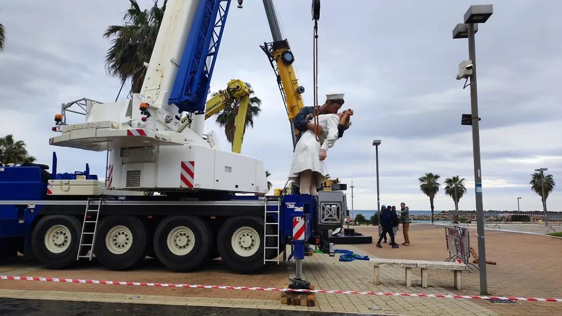 Bye bye, statua del Bacio
