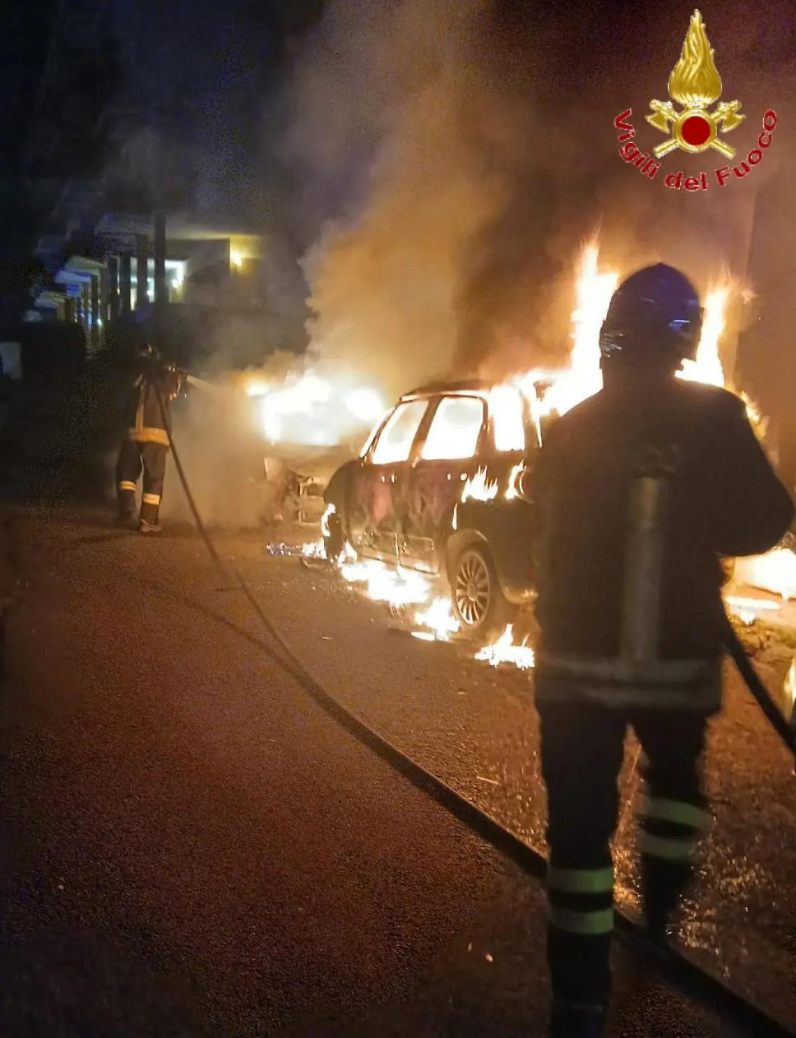 Auto di un poliziotto in fiamme: due indagati