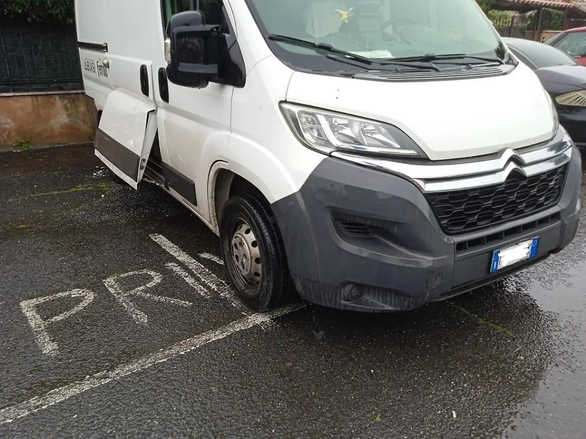 Torna a colpire di notte la banda dei furgoni