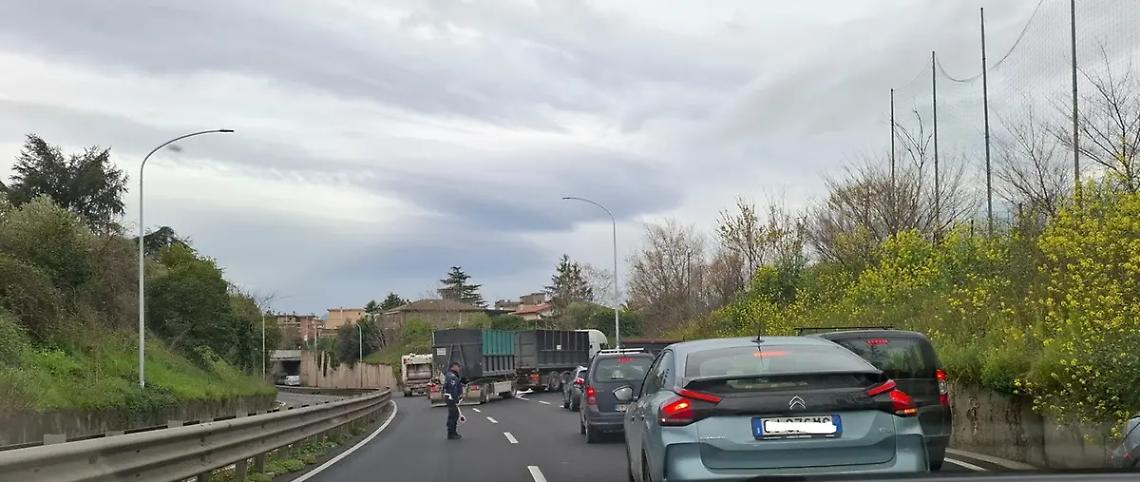 Viterbo: scontro tra due auto, traffico in tilt sul raccordino
