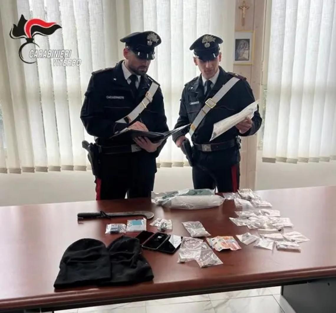 Blitz all&rsquo;alba nei boschi: scoperto accompamento di spacciatori, 2 arresti