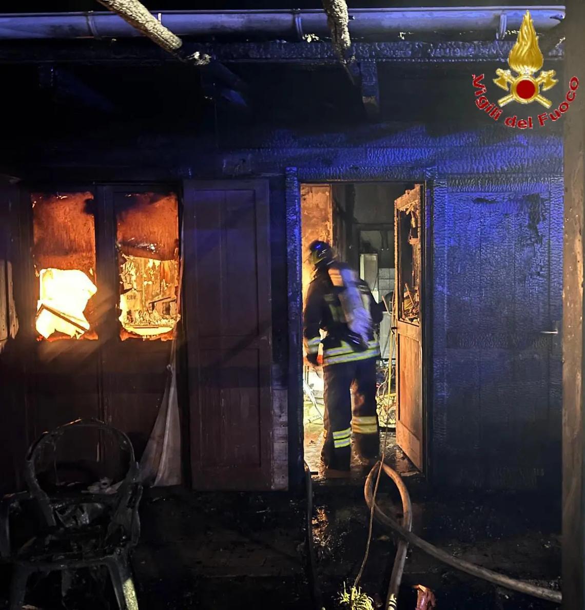 San Liborio, a fuoco una casetta di legno