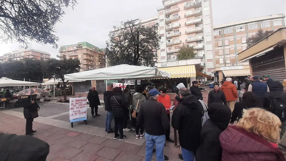 Mercato, pi&ugrave; di 400 firme per dire no allo spostamento