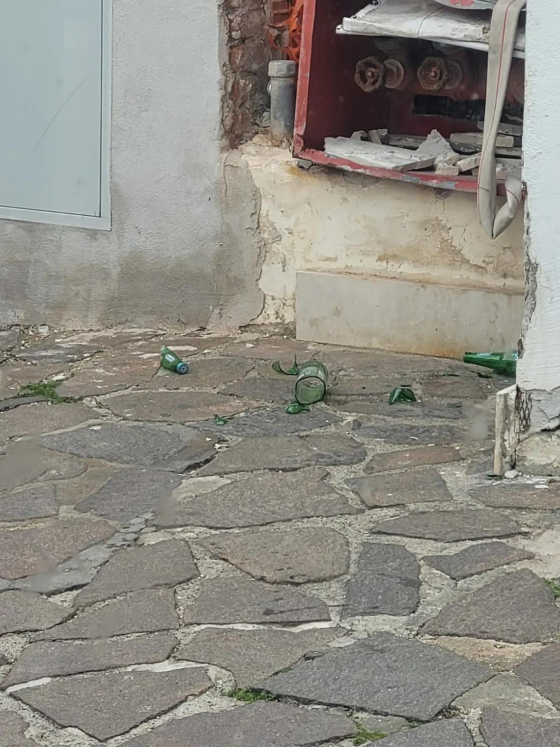 Alla stazione regna il degrado: tra bottiglie rotte e gabbiotti inutilizzati