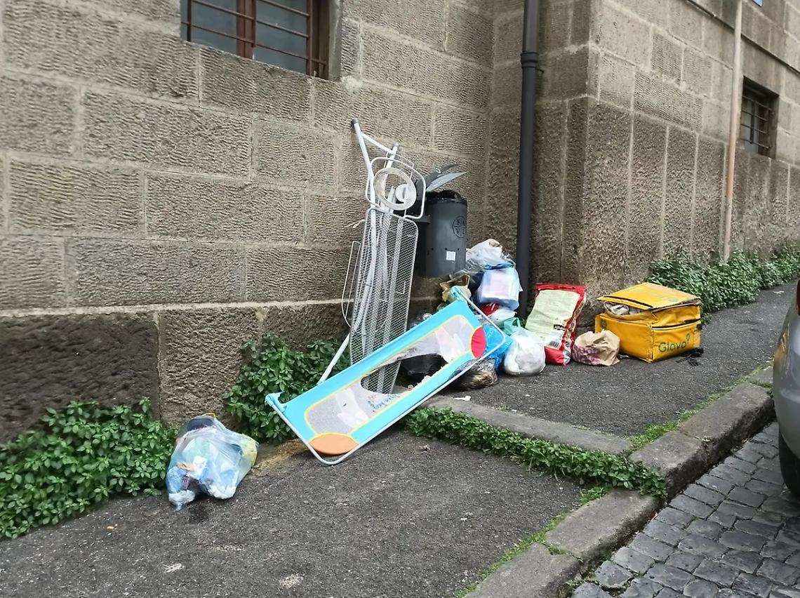 Viterbo: rifiuti abbandonati, in centro una guerra persa
