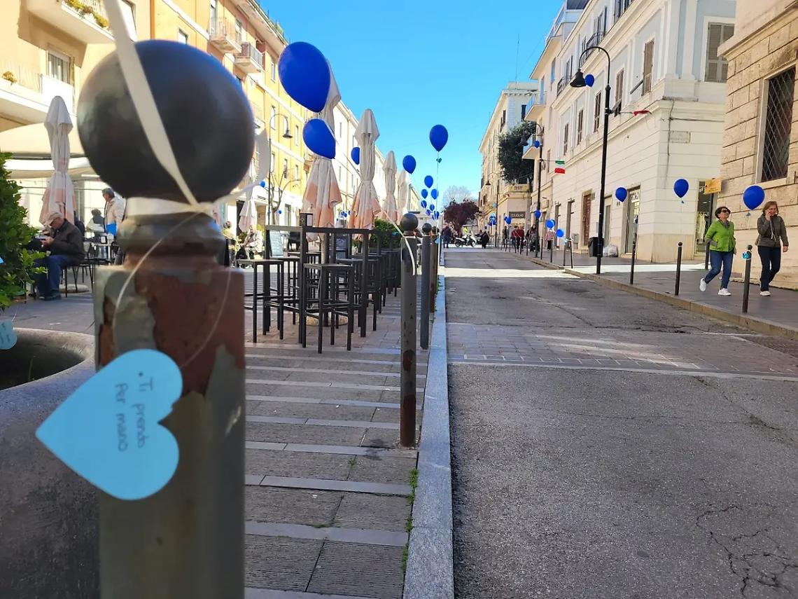 Giornata mondiale della consapevolezza sull&rsquo;autismo, corso Centocelle si colora di blu