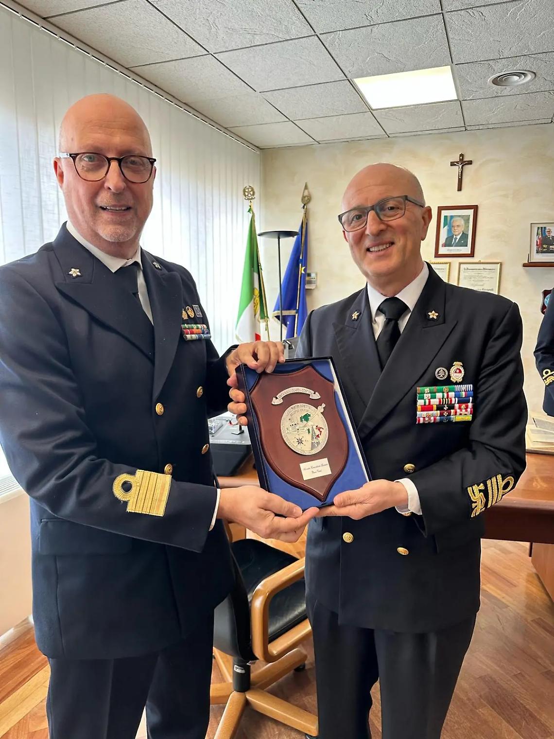 L&rsquo;ammiraglio Carlone in visita alla Capitaneria di porto