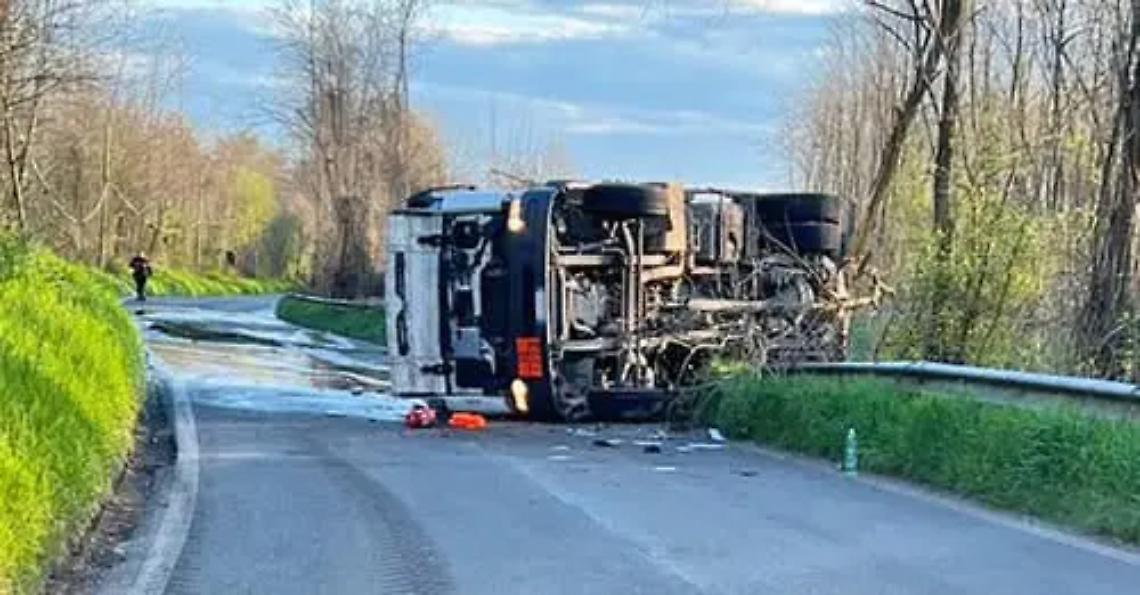 Si ribalta autocisterna con 12mila litri di gasolio, chiusa la Bassanese