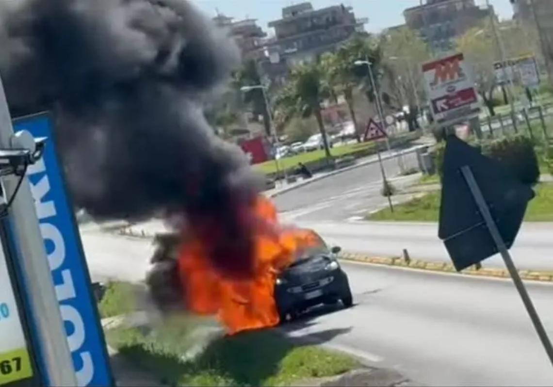Smart prende fuoco, l&rsquo;autista si salva: paura sulla Settevene Palo Nord