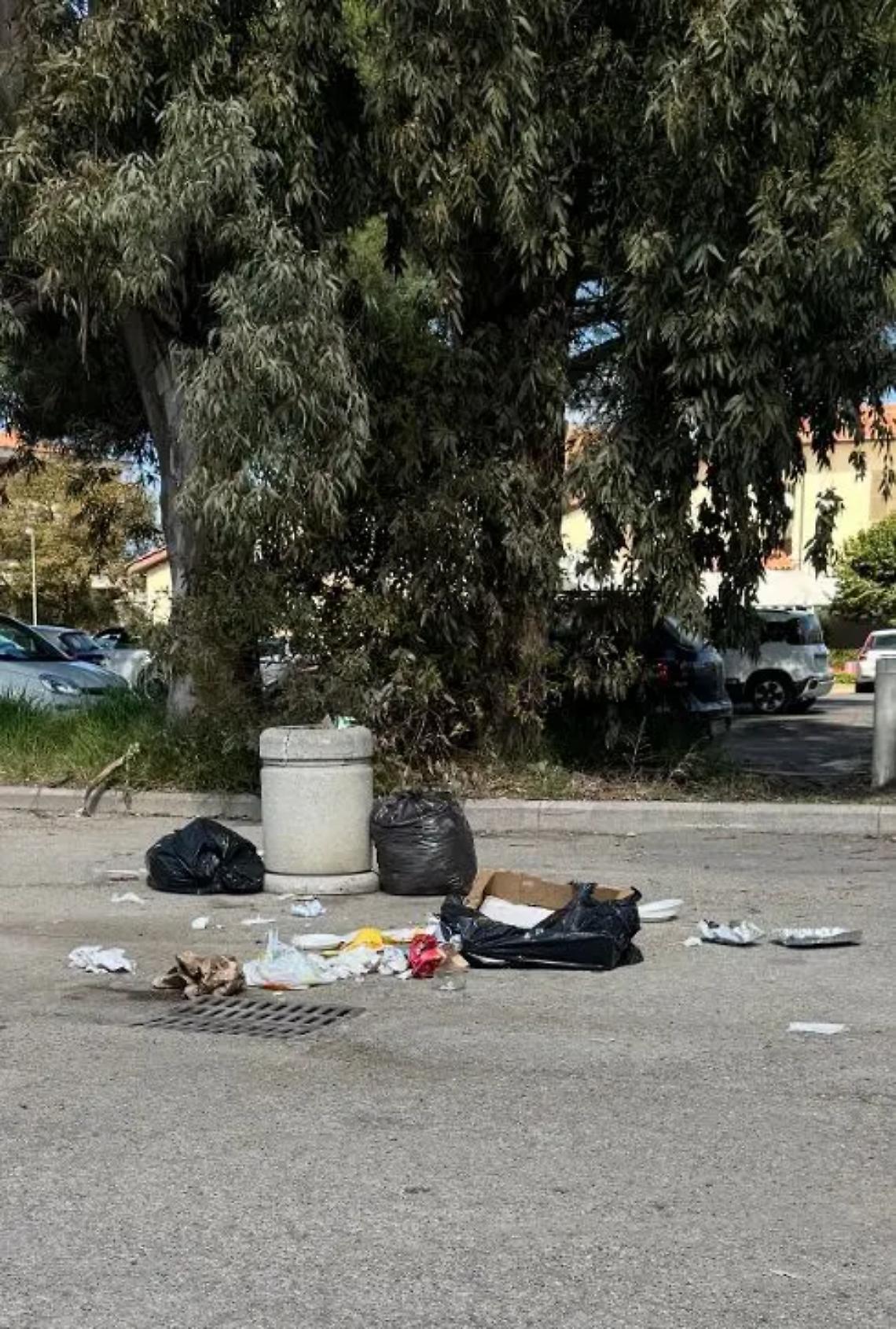 Rifiuti abbandonati nel piazzale antistante la Chiesa di Pantano
