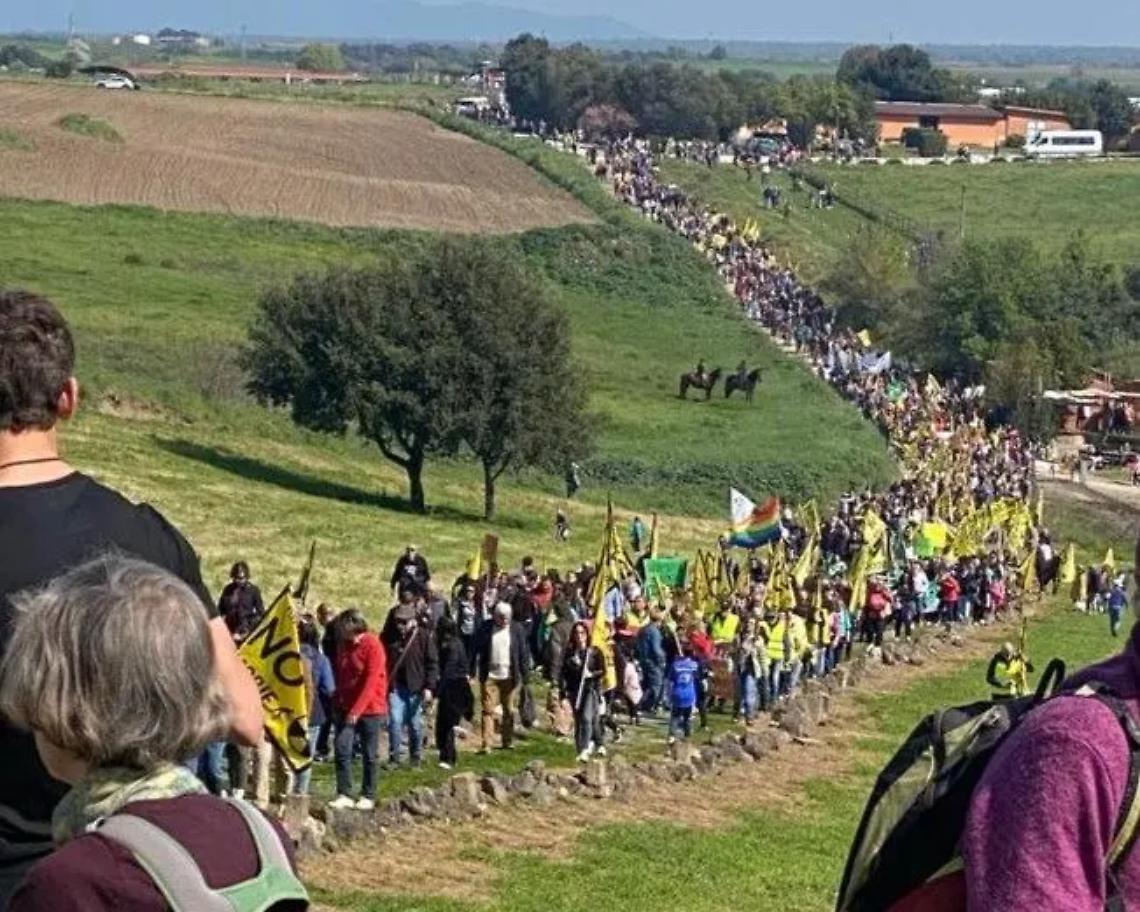 Una carovana di persone a Vulci contro il deposito nazionale di scorie nucleari
