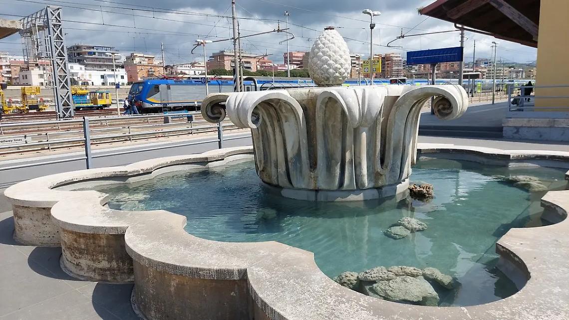 Finalmente ripristinata la fontana della stazione ferroviaria