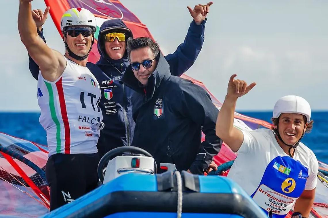 Stella alza le braccia al cielo per Renna