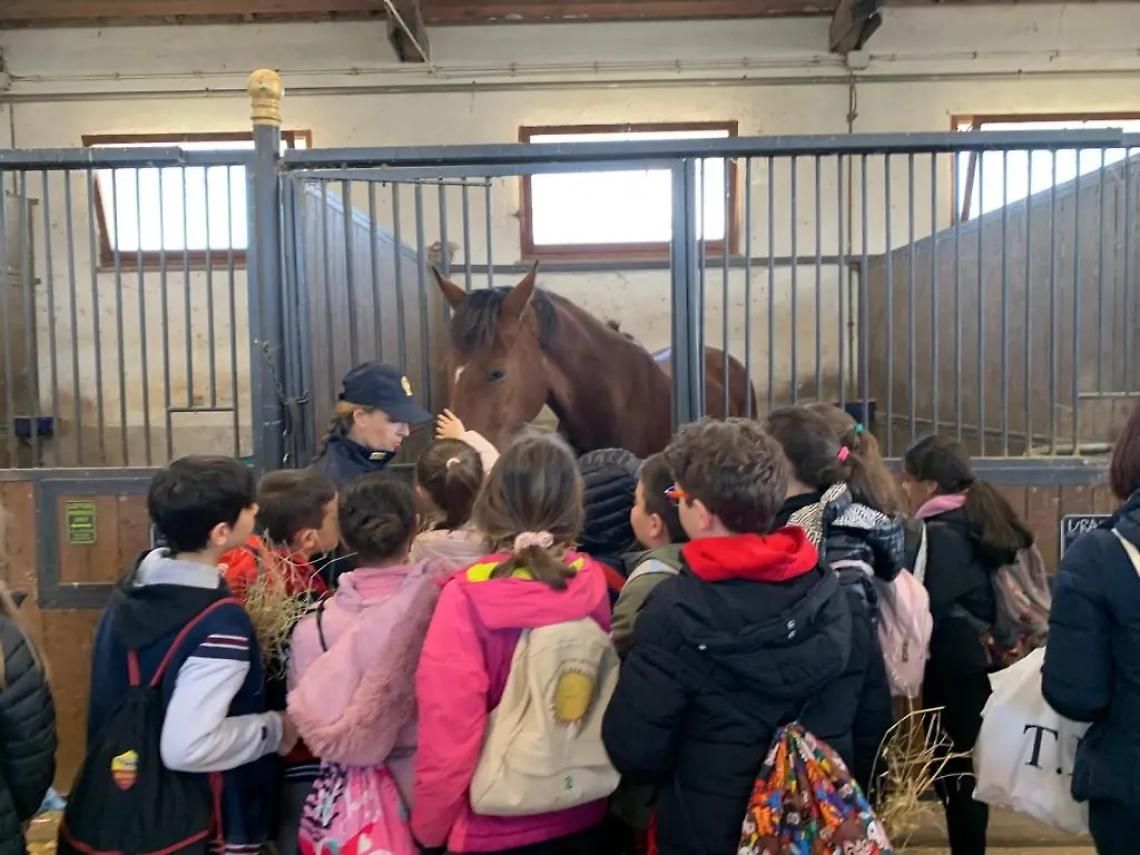 Alunni a lezione di legalit&agrave; con cavalli e unit&agrave; cinofile