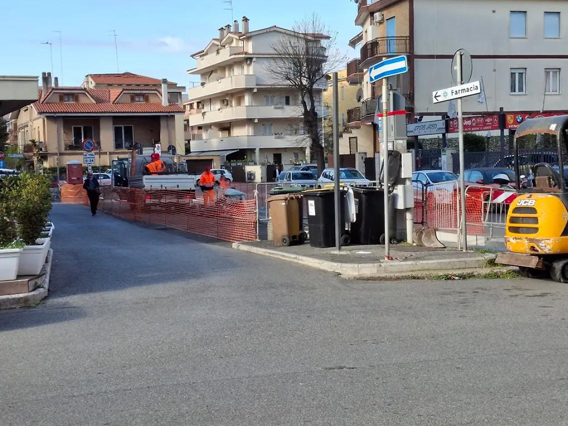Sempre meno posti per residenti e pendolari, 40 parcheggi smantellati vicino alla stazione