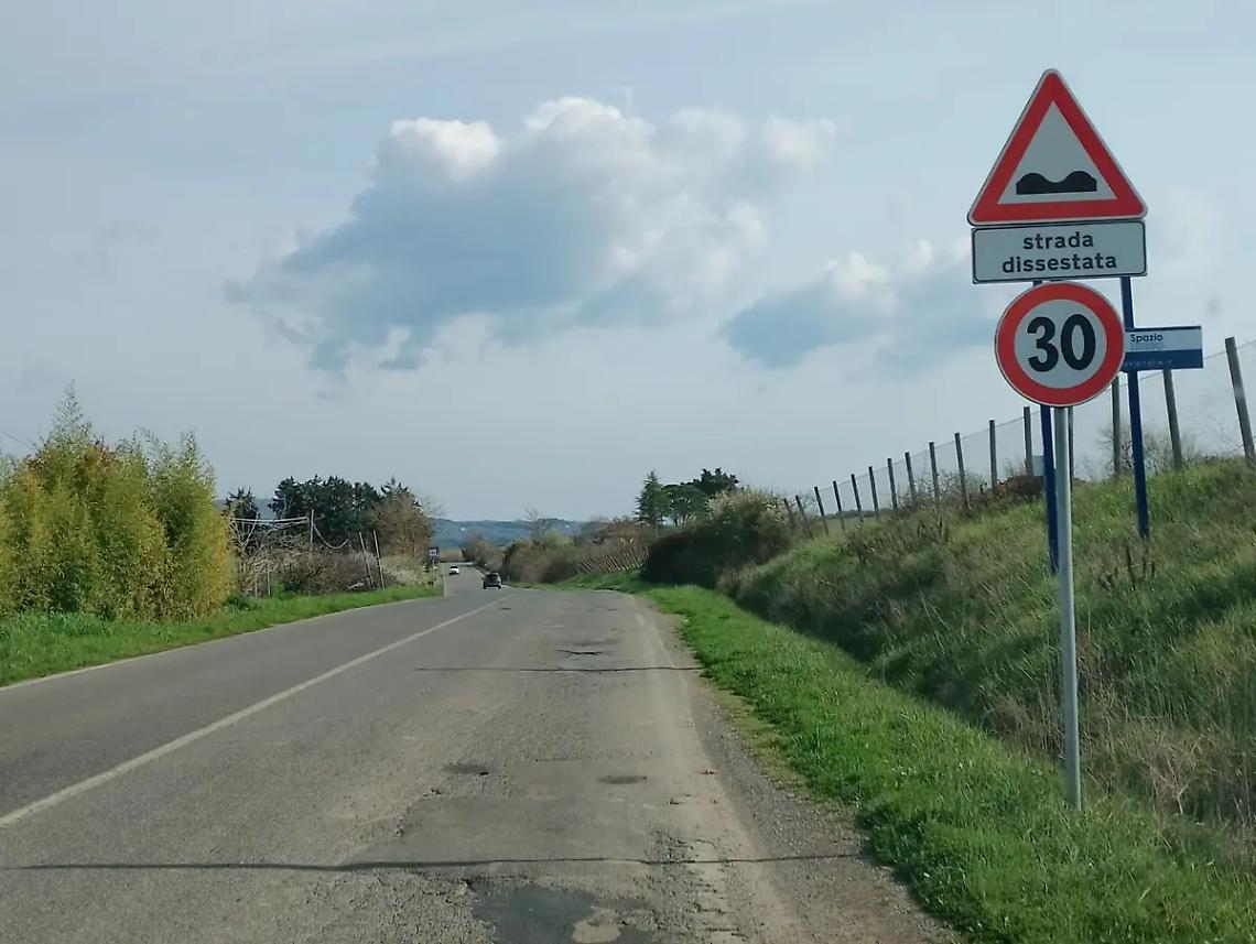 &laquo;La strada &egrave; piena di crateri, disagi pure per le ambulanze. Si viaggia a 30 chilometri orari&raquo;