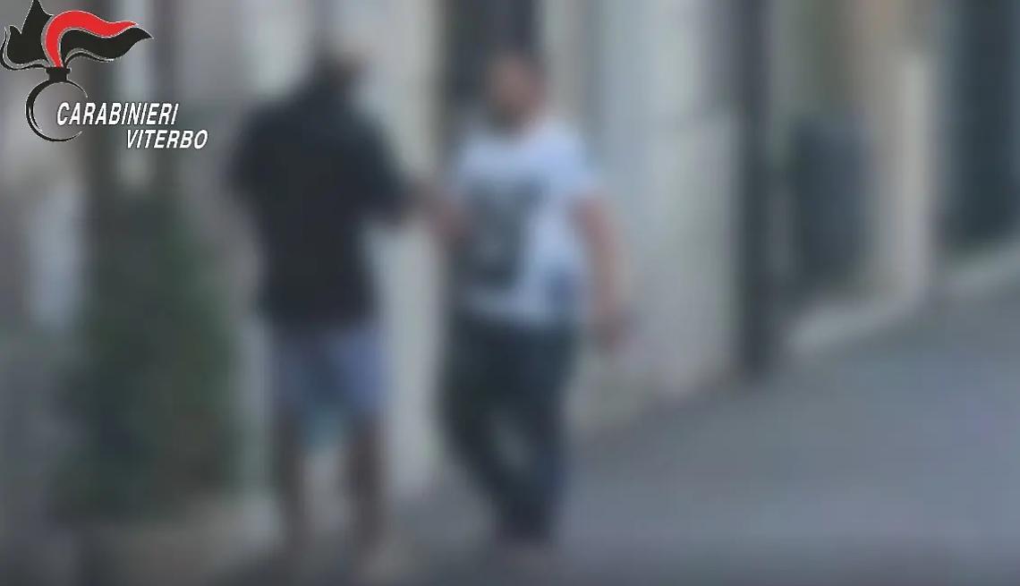 In casa un supermarket di cocaina ed eroina, arrestate sei persone