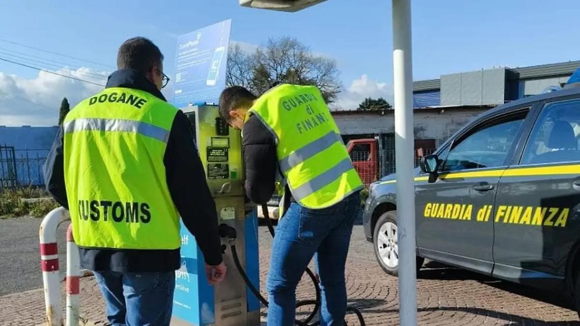 Sequestrati 1300 litri di idrocarburi venduti per diesel