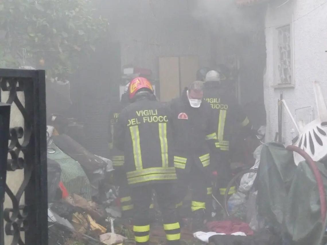 Fiamme nella camera da letto: i pompieri spengono l&rsquo;incendio