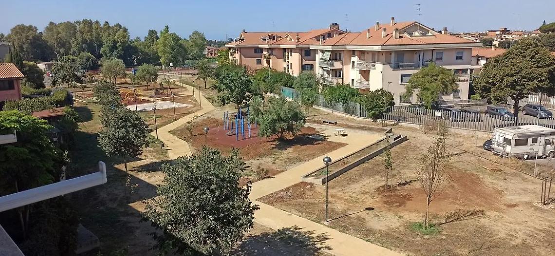 Schiamazzi e gare di moto nei giardini, sono notti insonni per i residenti