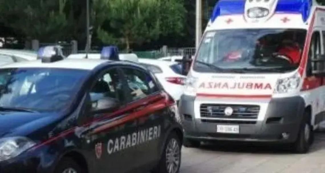 Minaccia di buttarsi sotto le auto