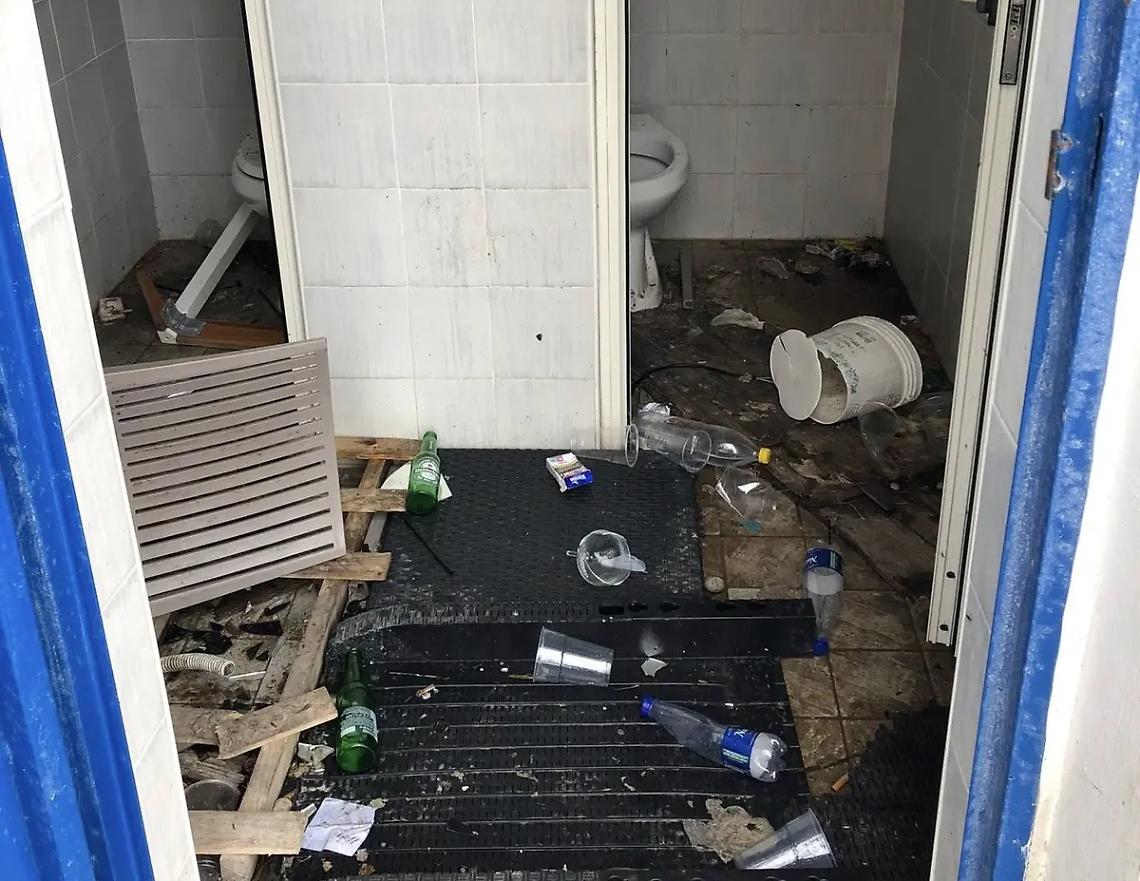 Bagni distrutti e sporchi: allarme degrado al Pirgo