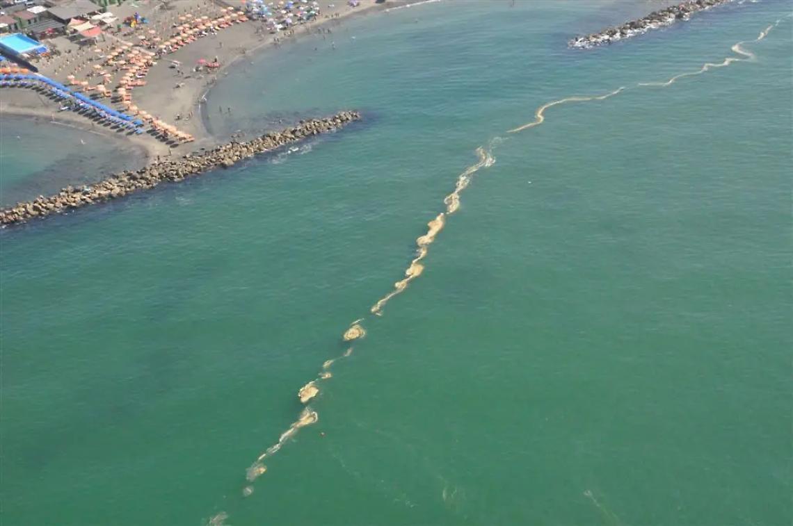 &laquo;Una barca per rimuovere alghe e chiazze in mare&raquo;