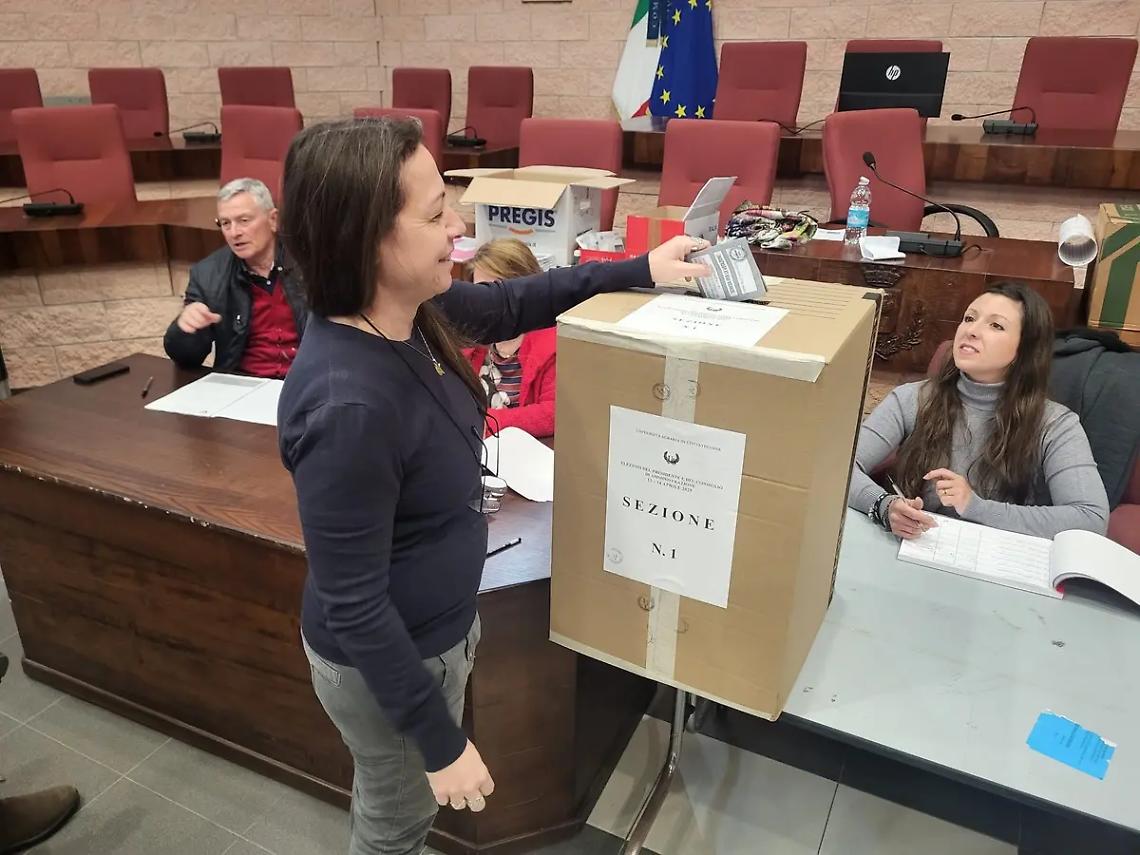 Urne aperte fino alle 15, poi lo spoglio