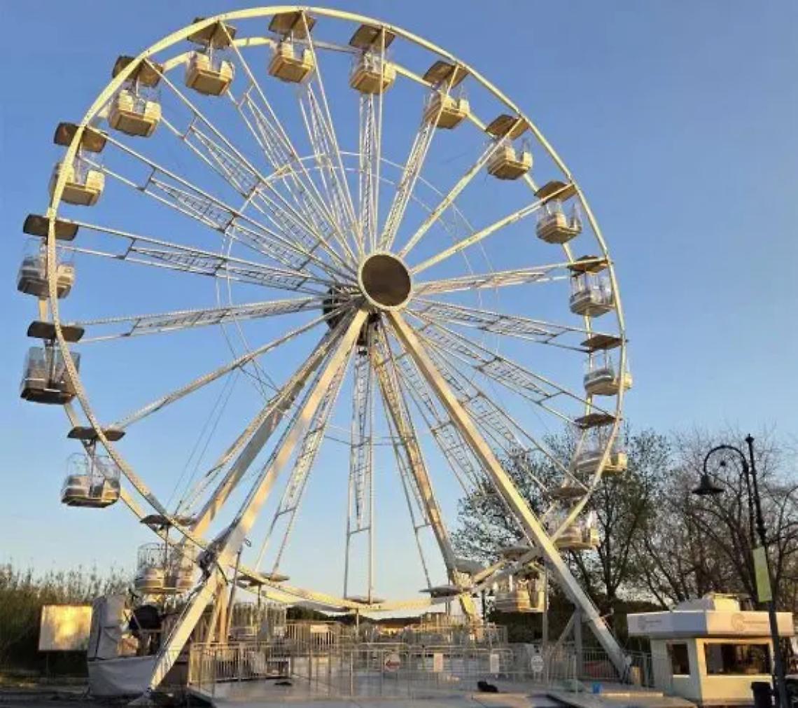 Torna la ruota panoramica sul lago