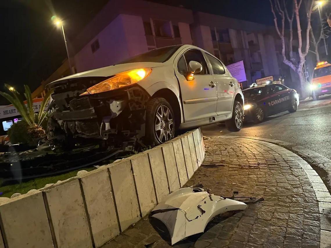 Carambola notturna a viale Baccelli: danni e feriti